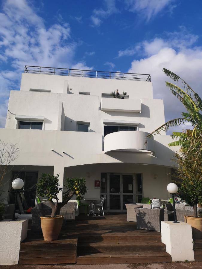 Hotel Sable Et Soleil - Port, Plage Et Jacuzzi Prive Фрежюс Экстерьер фото