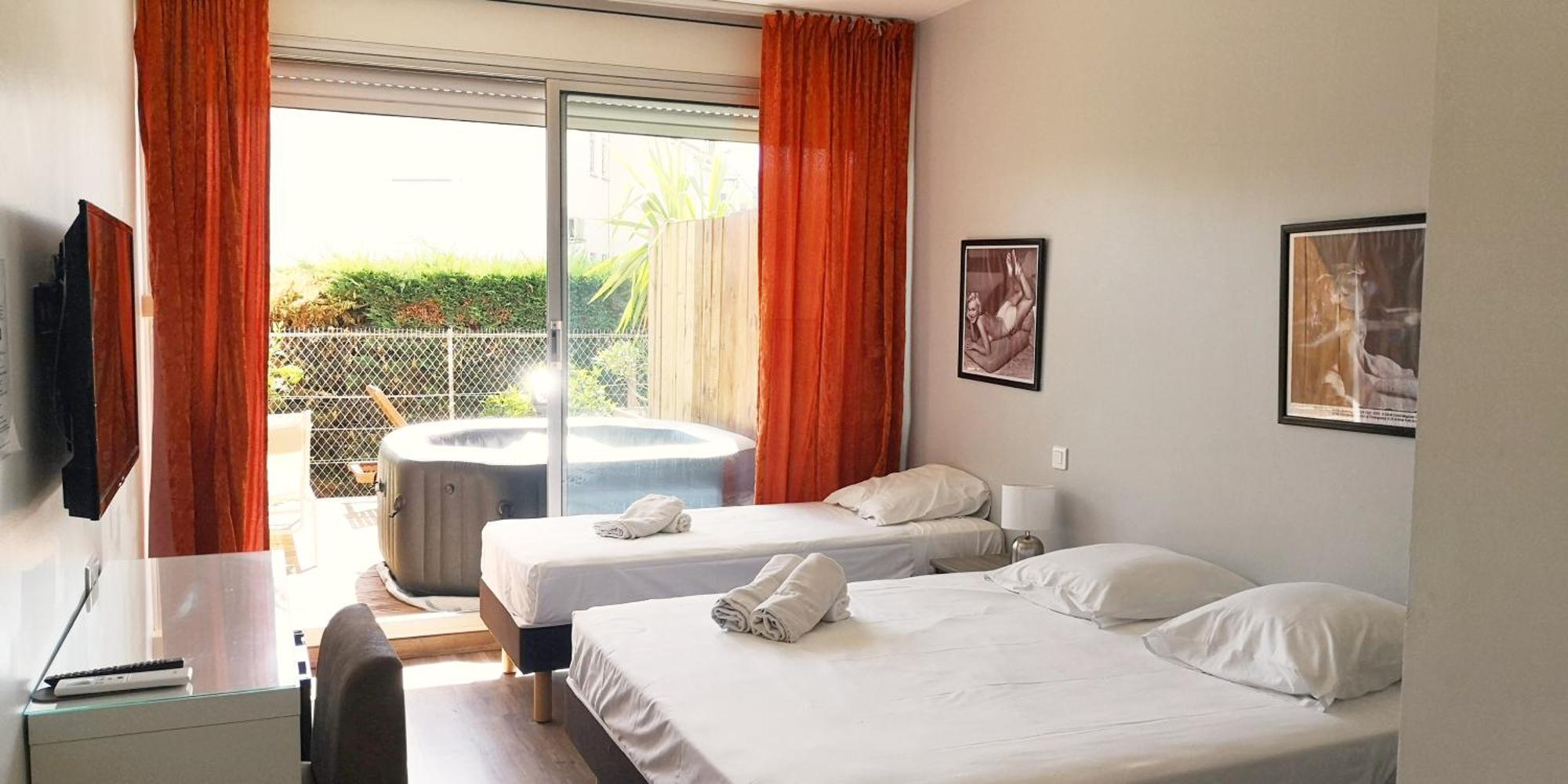 Hotel Sable Et Soleil - Port, Plage Et Jacuzzi Prive Фрежюс Номер фото