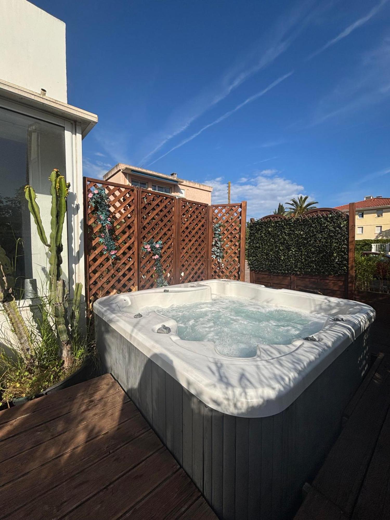 Hotel Sable Et Soleil - Port, Plage Et Jacuzzi Prive Фрежюс Экстерьер фото