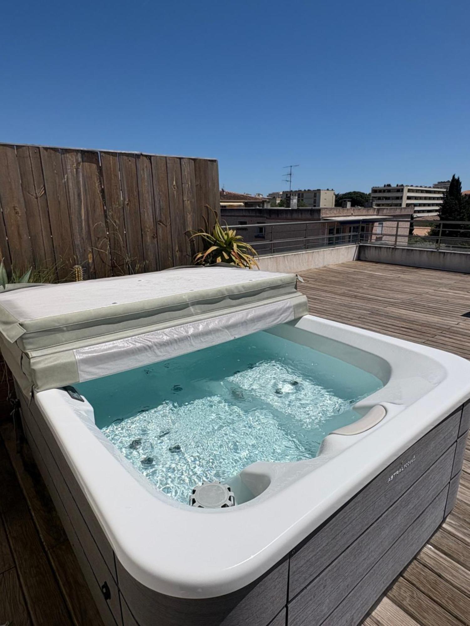 Hotel Sable Et Soleil - Port, Plage Et Jacuzzi Prive Фрежюс Экстерьер фото