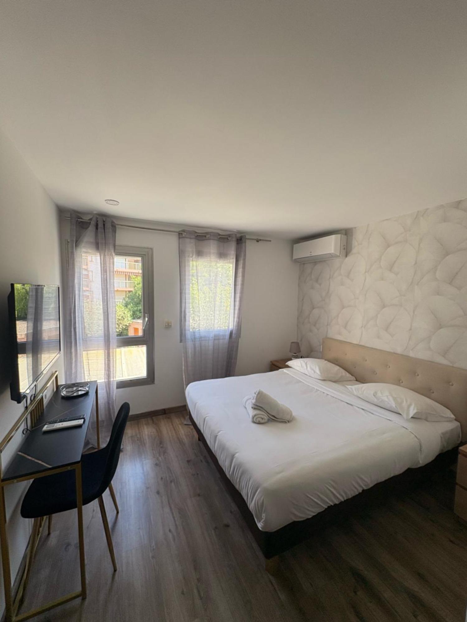 Hotel Sable Et Soleil - Port, Plage Et Jacuzzi Prive Фрежюс Экстерьер фото