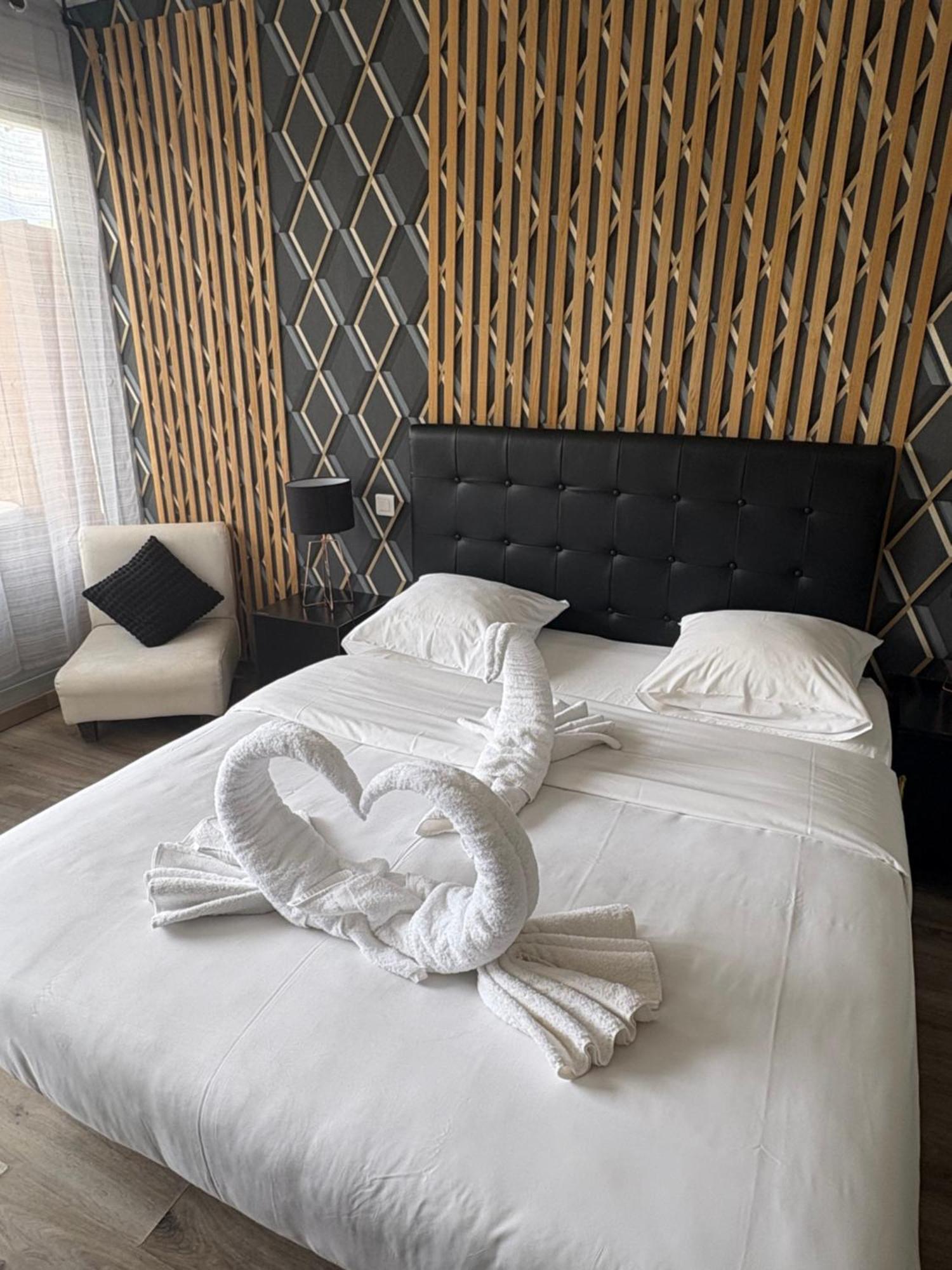 Hotel Sable Et Soleil - Port, Plage Et Jacuzzi Prive Фрежюс Экстерьер фото