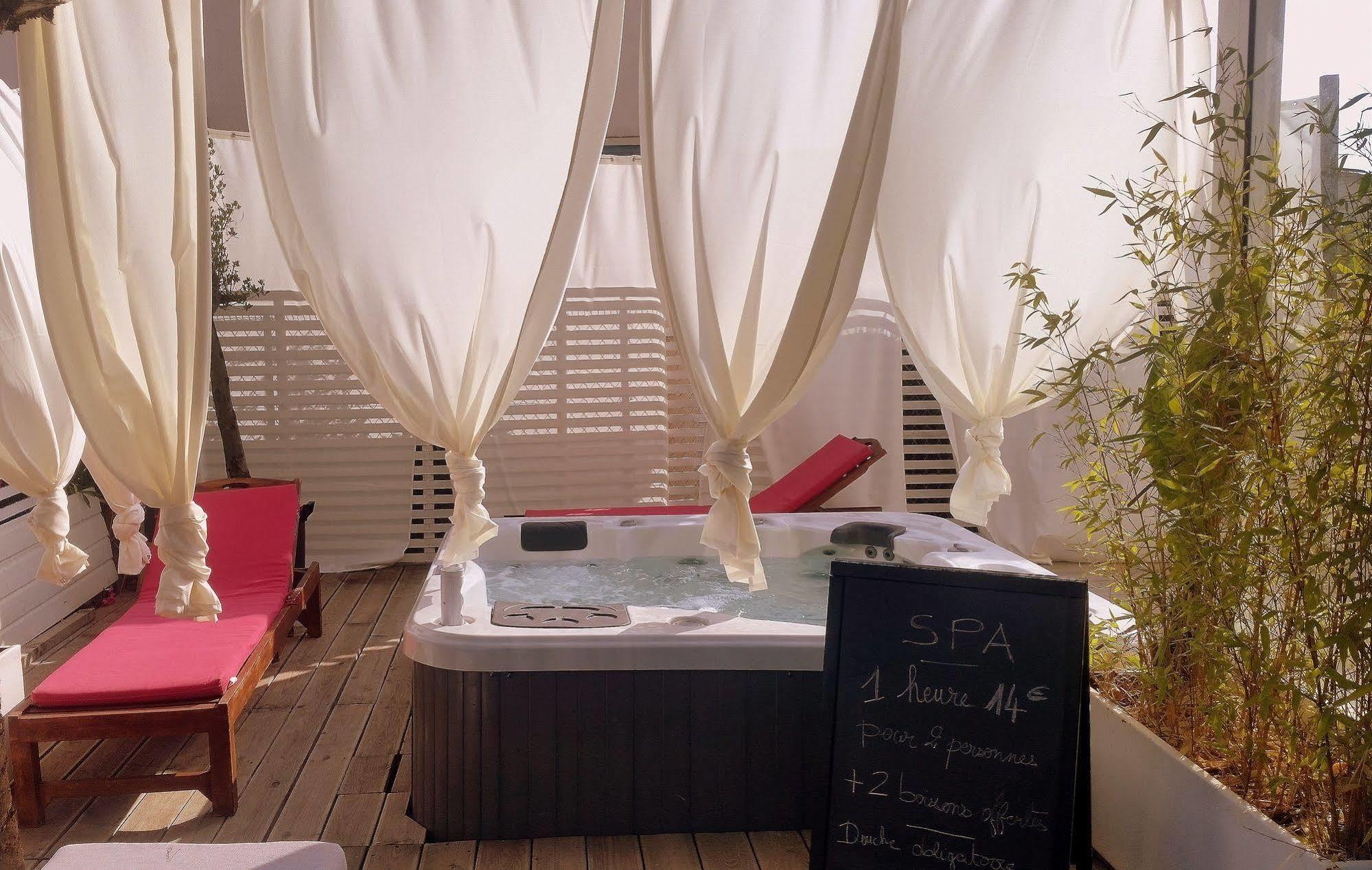 Hotel Sable Et Soleil - Port, Plage Et Jacuzzi Prive Фрежюс Экстерьер фото
