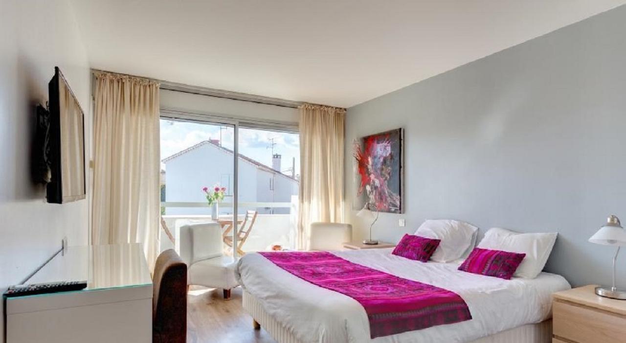 Hotel Sable Et Soleil - Port, Plage Et Jacuzzi Prive Фрежюс Экстерьер фото